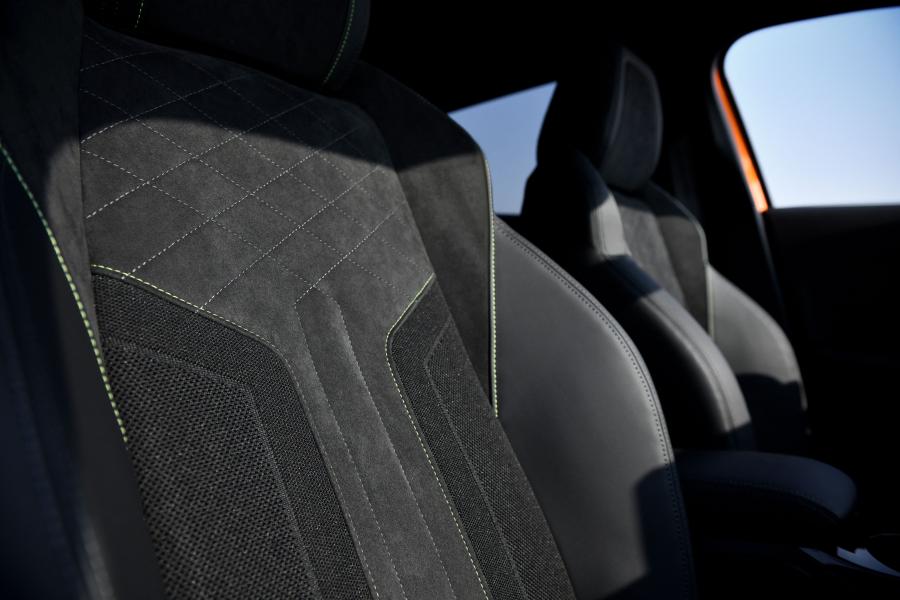 Детали интерьера Peugeot 2008 GT 2019 года  (WW) (фото 18 из 45)